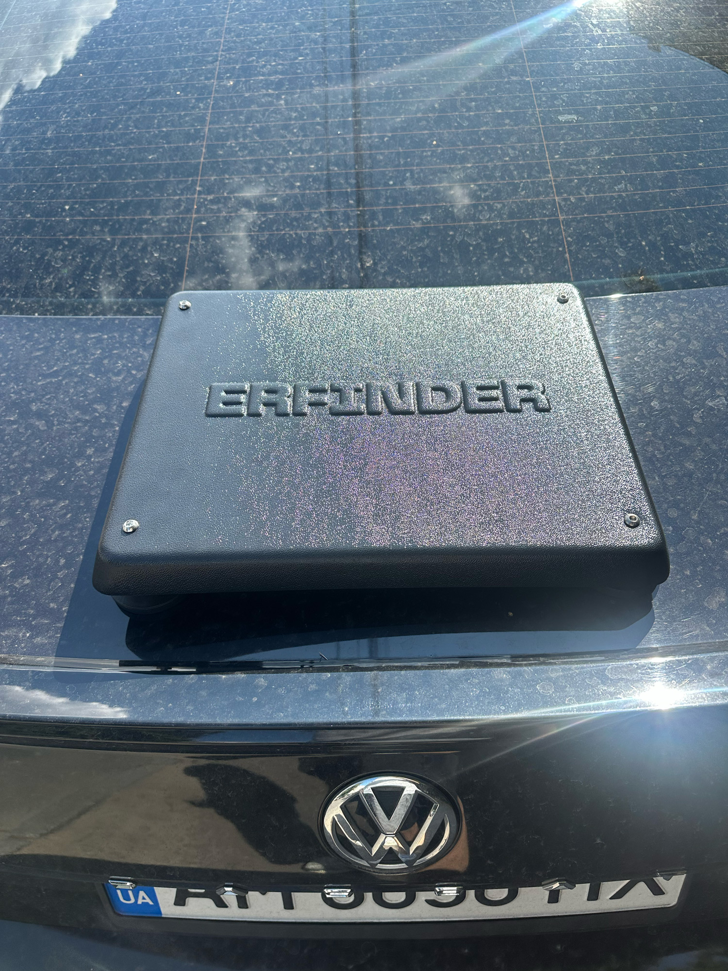 Установка Старлінк на авто в Житомирі — антена в захисному кейсі ERFINDER на кришці багажника